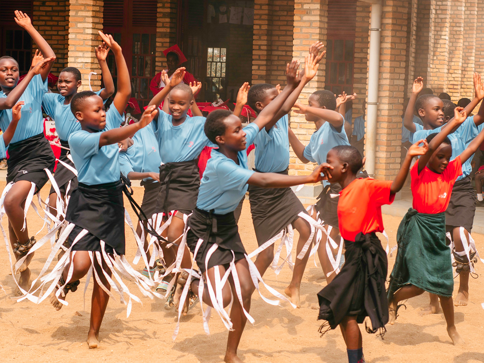 bambini ballano - Diario viaggio progetti Ruanda - Fondazione Marcegaglia